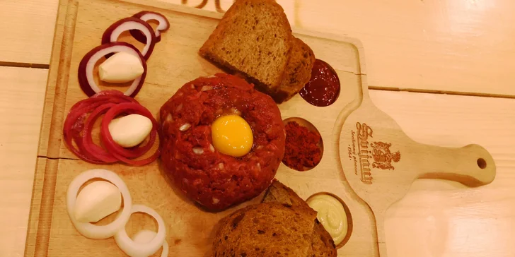 300 či 600 g tataráku z hovězí roštěné s topinkami v restauraci Sparta