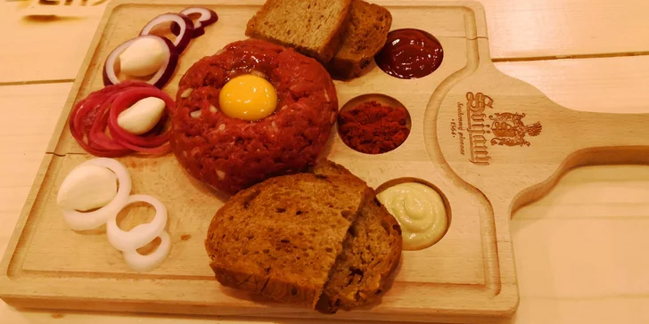 300 či 600 g tataráku z hovězí roštěné s topinkami v restauraci Sparta