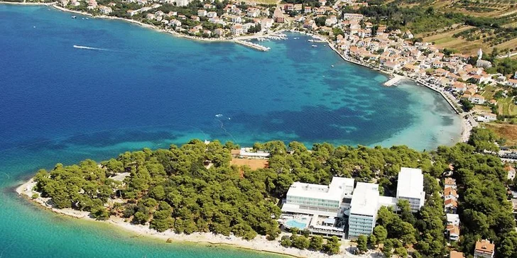Romantické Petrčane u Zadaru. 4* hotel hned u pláže včetně plné penze