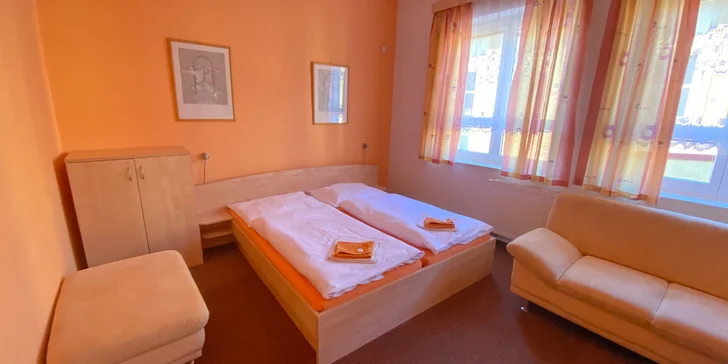 Pokoje jsou hezky a účelně vybavené.