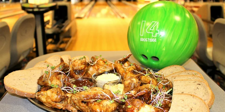 Zábava pro každou partu: bowling až pro 8 osob a 1 nebo 2 kg kuřecích křídel