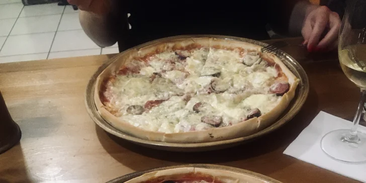 Dvě křupavé pizzy o průměru 32 cm na odnos s sebou a limonáda