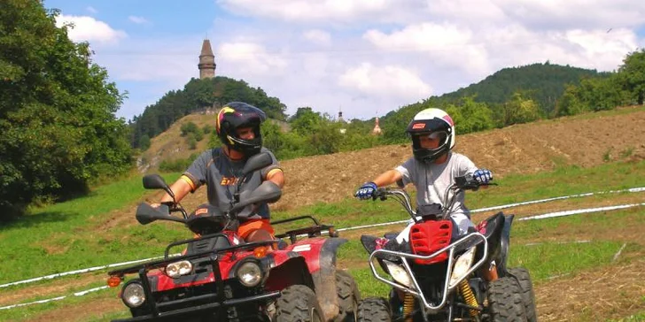 30 min. jízdy na čtyřkolce nebo pitbiku na uzavřeném terénním okruhu pro děti i dospělé