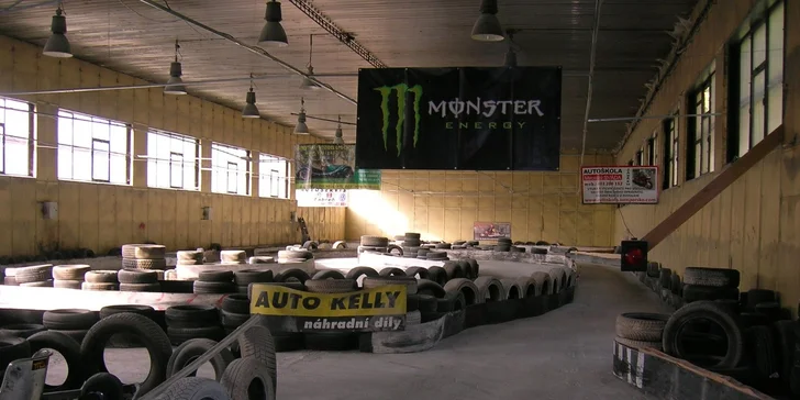 Motokáry pro děti i dospělé v motokárové hale: 2x 7 minut jízdy a 2 půllitry kofoly