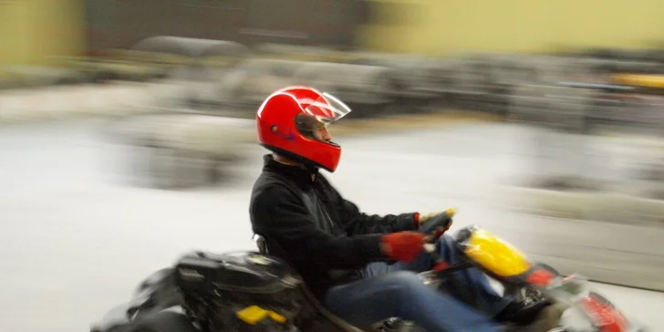 Motokáry pro děti i dospělé v motokárové hale: 2x 7 minut jízdy a 2 půllitry kofoly