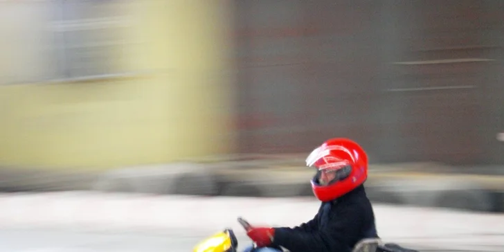 Motokáry pro děti i dospělé v motokárové hale: 2x 7 minut jízdy a 2 půllitry kofoly