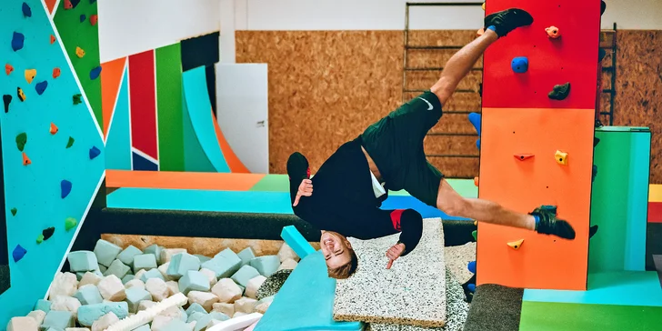 60 minut dovádění na trampolínách a v parkour zóně pro děti i dospělé