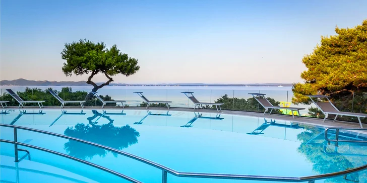 Romantické Petrčane u Zadaru. 4* hotel hned u pláže včetně plné penze