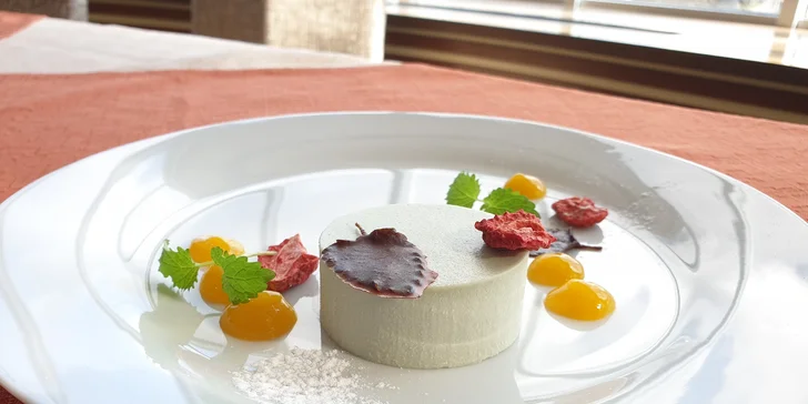 Tříchodové menu pro dva: jarní závitek, kachní prsíčko s domácími noky a panna cotta
