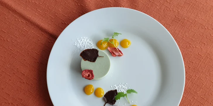 Tříchodové menu pro dva: jarní závitek, kachní prsíčko s domácími noky a panna cotta