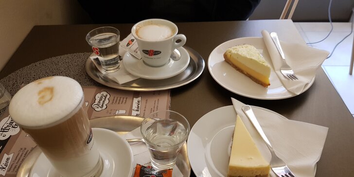 Oslaďte si život: káva a dezert v Atrium Café podle výběru pro 1 i 2 osoby
