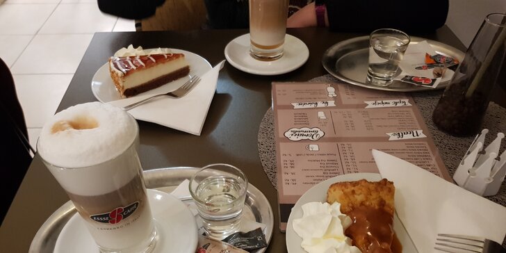 Oslaďte si život: káva a dezert v Atrium Café podle výběru pro 1 i 2 osoby