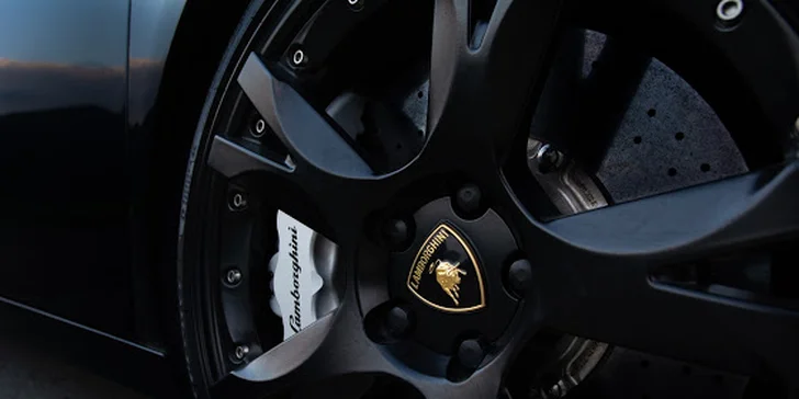 Zážitkové jízdy ve Ferrari, Lamborghini či Mercedes Benz: 15, 30, 45 i 60 minut
