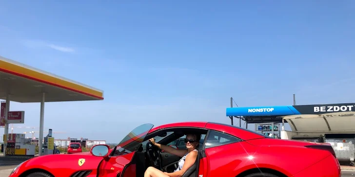 Zážitkové jízdy ve Ferrari, Lamborghini či Mercedes Benz: 15, 30, 45 i 60 minut