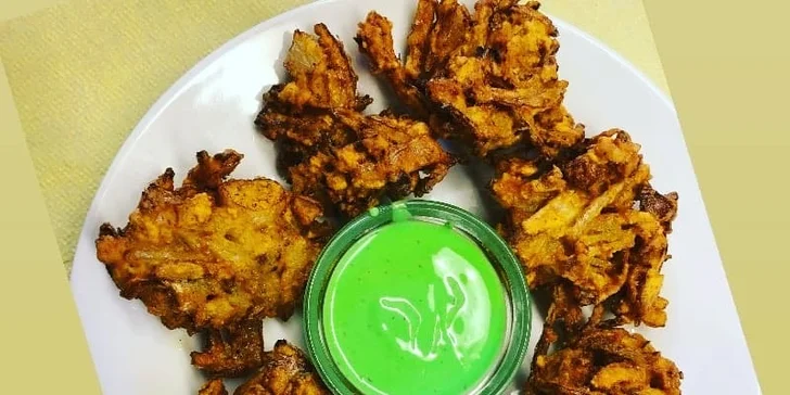 Indické menu pro 2 os. v centru Znojma: výběr z 22 hlavních jídel, sýr paneer či kuřecí, pakora