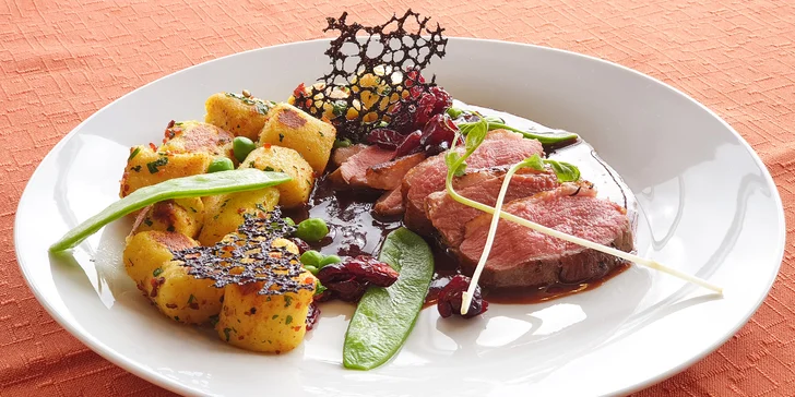 Tříchodové menu v restauraci Lions: jarní závitek, kachní prso a panna cotta
