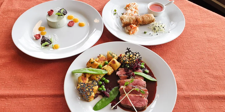 Tříchodové menu pro dva: jarní závitek, kachní prsíčko s domácími noky a panna cotta