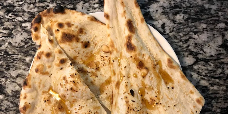 Indické menu pro 2 os. v centru Znojma: výběr z 22 hlavních jídel, sýr paneer či kuřecí, pakora