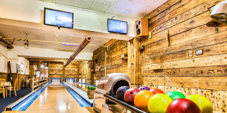 V ceně každého pobytového balíčku je zahrnuta také hodina skvělé zábavy při bowlingu přímo v hotelu.