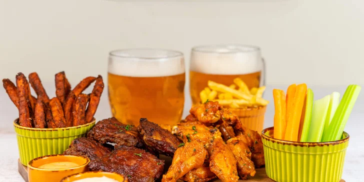 Pro partu: BBQ žebírka a skvělá buffalo kuřecí křídla s coleslawem a hranolky dle výběru