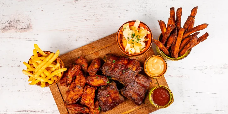 Pro partu: BBQ žebírka a skvělá buffalo kuřecí křídla s coleslawem a hranolky dle výběru