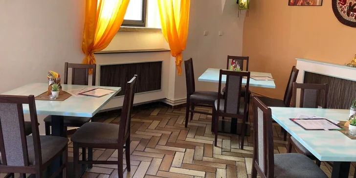 Indické 4chodové menu pro 2 osoby: předkrm, polévka, kuřecí Thali se 3 omáčkami i dezert