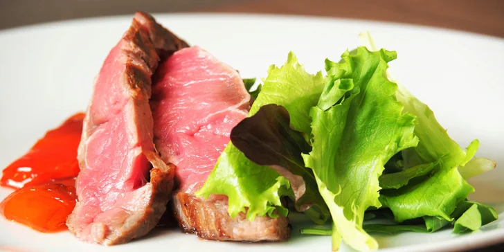 7chodové degustační menu pro dva: telecí tataráček, flank steak i vepřová panenka