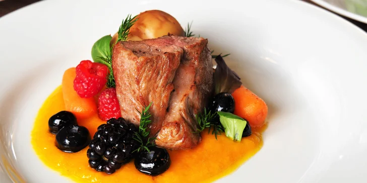 7chodové degustační menu pro dva: telecí tataráček, flank steak i vepřová panenka