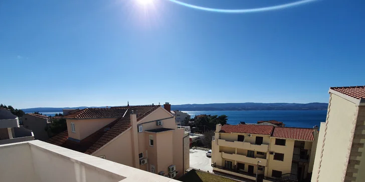 Dovolená u Omiše pro pár i rodinku: apartmány 300 m od pláže, polopenze, 5–7 nocí