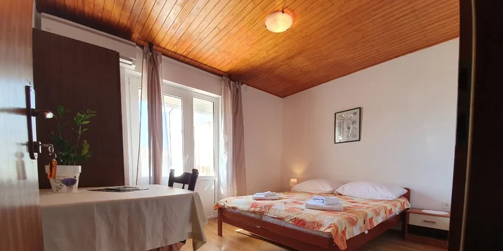 Dovolená u Omiše pro pár i rodinku: apartmány 300 m od pláže, polopenze, 5–7 nocí