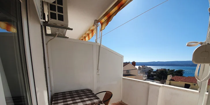 Dovolená u Omiše pro pár i rodinku: apartmány 300 m od pláže, polopenze, 5–7 nocí