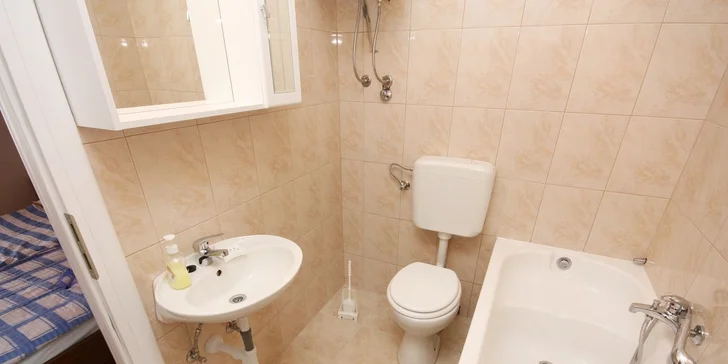 Dovolená u Omiše pro pár i rodinku: apartmány 300 m od pláže, polopenze, 5–7 nocí
