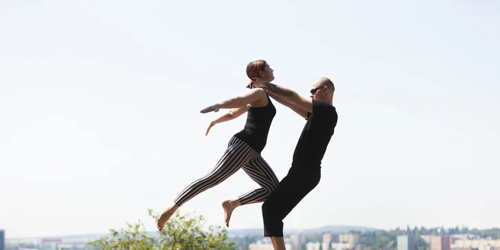 Lekce jógy i cvičení dle výběru: např. Jóga ve vzduchu®, Wheel Yoga® i Air Acro®