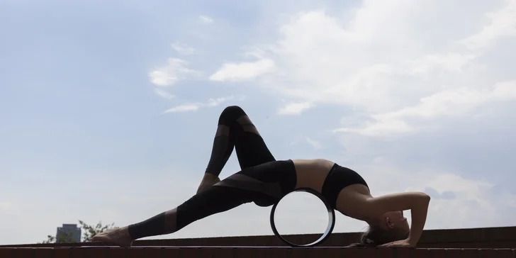 Lekce jógy i cvičení dle výběru: např. Jóga ve vzduchu®, Wheel Yoga® i Air Acro®