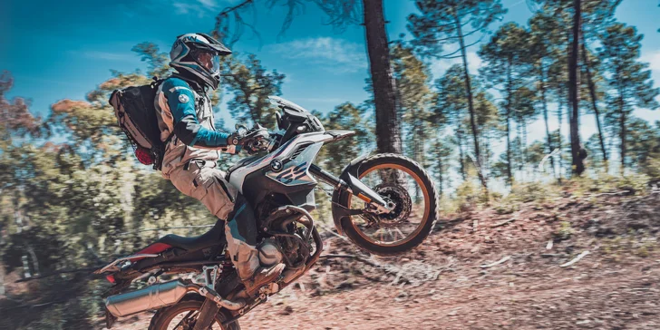 Vyjeďte s BMW do terénu: 2hod. jízda na 6 motocyklech, soukromý okruh, rovinky i sjezdy a překážky