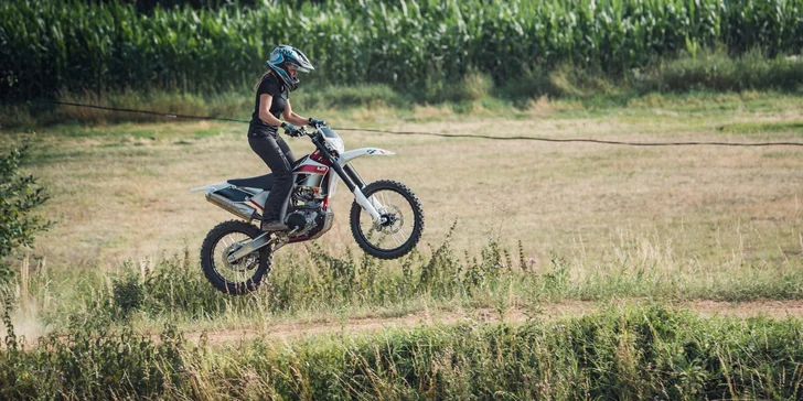 Vyjeďte s BMW do terénu: 2hod. jízda na 6 motocyklech, soukromý okruh, rovinky i sjezdy a překážky