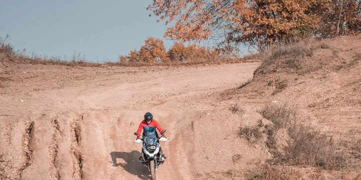 Vyjeďte s BMW do terénu: 2hod. jízda na 6 motocyklech, soukromý okruh, rovinky i sjezdy a překážky