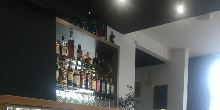 Jedna nebo dvě pizzy podle výběru z devatenácti druhů a řemeslné pivo