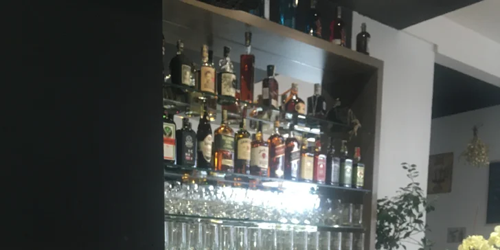 Jedna nebo dvě pizzy podle výběru z devatenácti druhů a řemeslné pivo