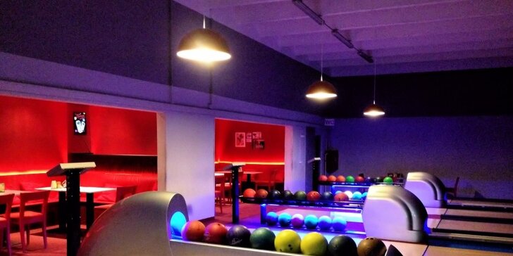 Zábava na bowlingu až pro 8 hráčů v centru Brna