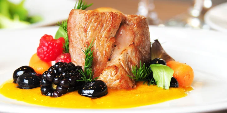 7chodové degustační menu pro dva: telecí tataráček, flank steak i vepřová panenka