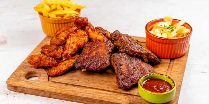 Hostina pro 2–3 osoby: BBQ žebírka, korejská křídla, coleslaw i hranolky dle výběru a pivo