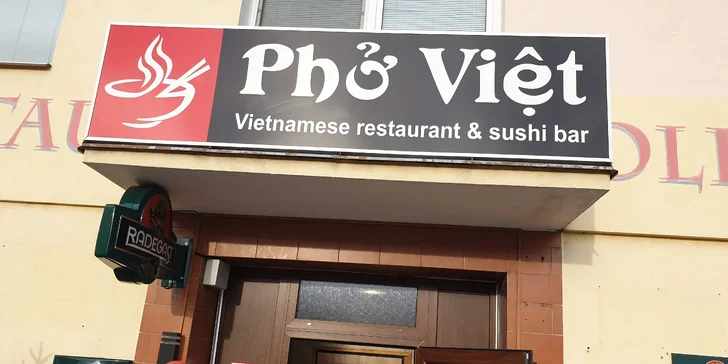 Asijské menu dle výběru: restované nudle, krevety v tempuře i kuřecí stripsy