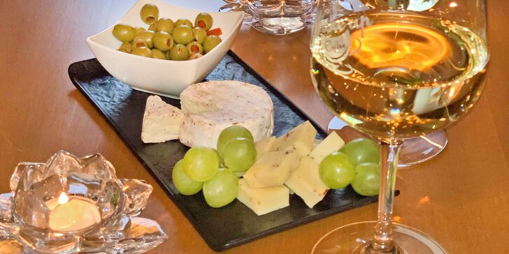 Udělejte si chvilku jen pro sebe: posezení u vína a sýrového talíře pro dva