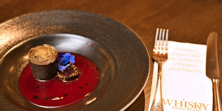 3chodové menu s degustací whiskey pro 2 osoby: losos či flank steak, carpaccio i čokoládová pěna