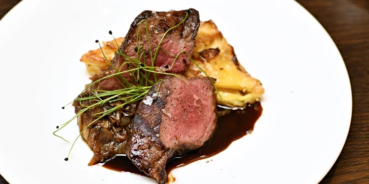 3chodové menu s degustací whiskey pro 2 osoby: losos či flank steak, carpaccio i čokoládová pěna