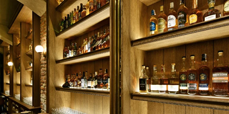 3chodové menu s degustací whiskey pro 2 osoby: losos či flank steak, carpaccio i čokoládová pěna