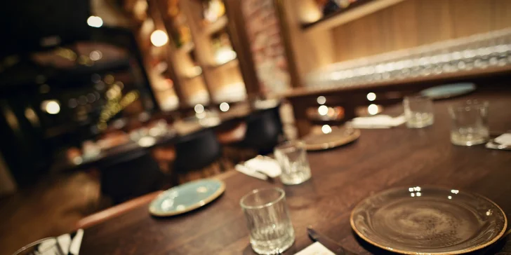 3chodové menu s degustací whiskey pro 2 osoby: losos či flank steak, carpaccio i čokoládová pěna