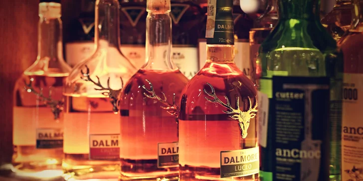 3chodové menu s degustací whiskey pro 2 osoby: losos či flank steak, carpaccio i čokoládová pěna