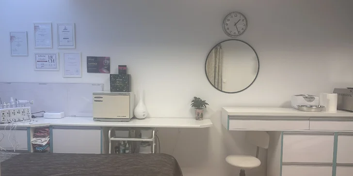Štúdio je moderné a minimalisticky zariadené.